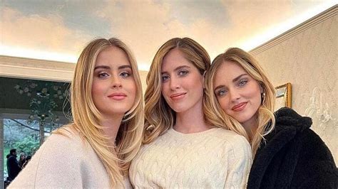 Chiara Ferragni paparazzata a Milano con la madre e le sorelle.